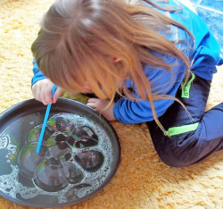 Tricks mit Seifenblasen entdecken und eigene Formen kreieren