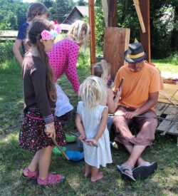 Stabherstellung beim Riesenseifenblasen Workshop von Bubbles4you Seifenblasen Workshop Bubbles4you