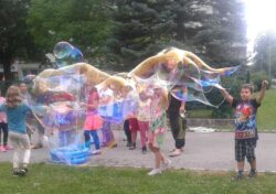 Riesenseifenblasen-Spielplatz von bubbles4you am Schulhof Bubbles4you Riesenseifenblasen Spielplatz Schulhof 1