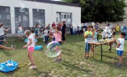Spielplatz mit Riesenseifenblasen von Bubbles4you am Schulgelände 1 Spielplatz mit Riesenseifenblasen von Bubbles4you am Schulgelände 1