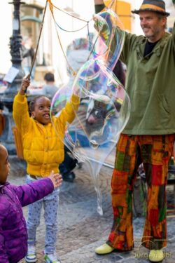 fröhlich bunte Bubbles am Riesenseifenblasen Spielplatz bei Charity Fest in Krems bubbles4you riesenseifenblasen krems innenstadt