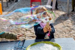 Bubbles4you Riesenseifenblasen Spielplätze faszinieren und bieten unenendlich viele Möglichkeiten Faszination am Gestalten von Seifenblasen