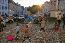 tolle Stimmung abends am Kinder.Kunst.Fest beim Riesenseifenblasen Speilplatz von Bubble4you Abenstimmung Riesenseienblasen fun von bubbles4you