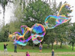 Die wunderbaren Riesenseifenblasen von Renate, bubbles4you faszinieren überall die kleine und großen Menschen Riesenseifenblasen von Bubbles4you faszinieren überall die kleinen und großen Kinder