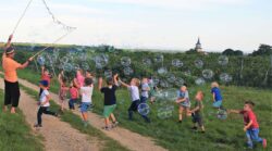 Action, Bewegung und jede Menge Spaß sind garantiert auf den Riesenseifenblasen Spielplätzen von Bubbles4you Fangt sie alle unsere fröhlich, bunten Seifenblasen