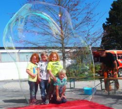 Einmal in einer riesengroßen Seifenblase eingeschlossen werden ist der Hit auf den Riesenseifenblasen Spielplätzen von bubbles4you Bubbles4you Riesenseifenblase über Kids