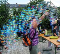 die Multibubbles am Riesenseifenblasenspielplatz von bubbles4you erzeugen einen Regen aus Seifenblasen mit hunderten kleinen, fröhlich, bunten Bubbles ein Meer aus Seifenblasen auch für große Kinder
