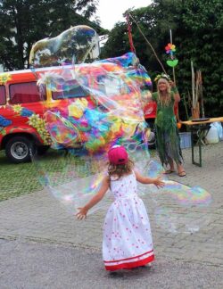 riesengroße Seifenblasen von bubbles4you am Riesenseifenblasen Spielplatz am Straßenspektakel riesengroße Seifenblasen von bubbles4you