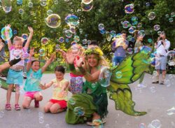 Kinderfreude mit der zarten Elfe im Seifenblasenregen bei einem Bubbles4you Walk-Act Elfe im Seifenblasen Regen