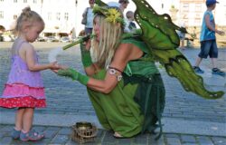 Wenn Elfen vorsichtig, kleine Seifenblasen Geschenke verteilen halten ALLE Kinder still Elfe mit Seifenblasen Geschenk