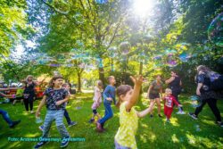 viele bunte Riesenseifenblasen mit fröhlichen Kindern von Bubbles3you Bubbles4you Riesenseifenblasen gestaltet interaktive Spielplätze zum aktiven Mitmachen für alle Arten von Veranstaltungen