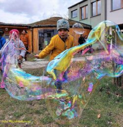Kinder erleben die Faszination von Seifenblasen bei unseren Workshops Bubbles4you Seifenblasen Workshops