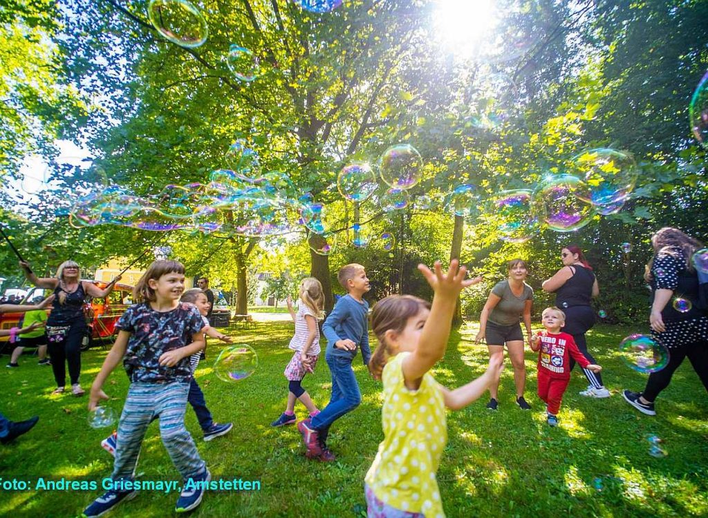Bubbles4you_bunte-Riesenseifenblasen Bubbles4you Riesenseifenblasen gestaltet interaktive Spielplätze zum aktiven Mitmachen für alle Arten von Veranstaltungen