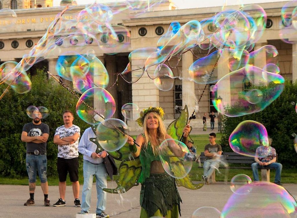 bubbles4you-riesenseifenblasen-walkact-21 bubbles4you-riesenseifenblasen-walkact-21